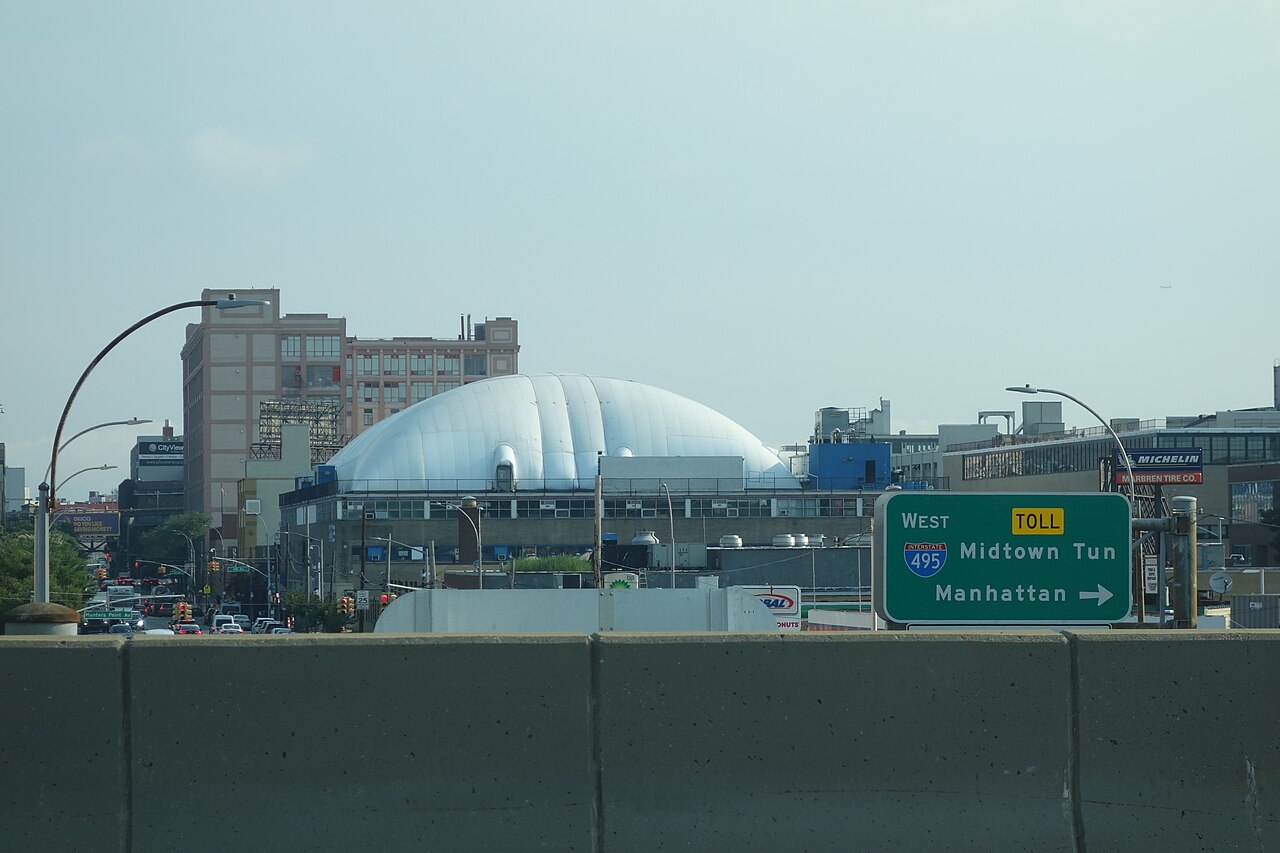 Long Island Expwy td 056, City Ice Pavilion
