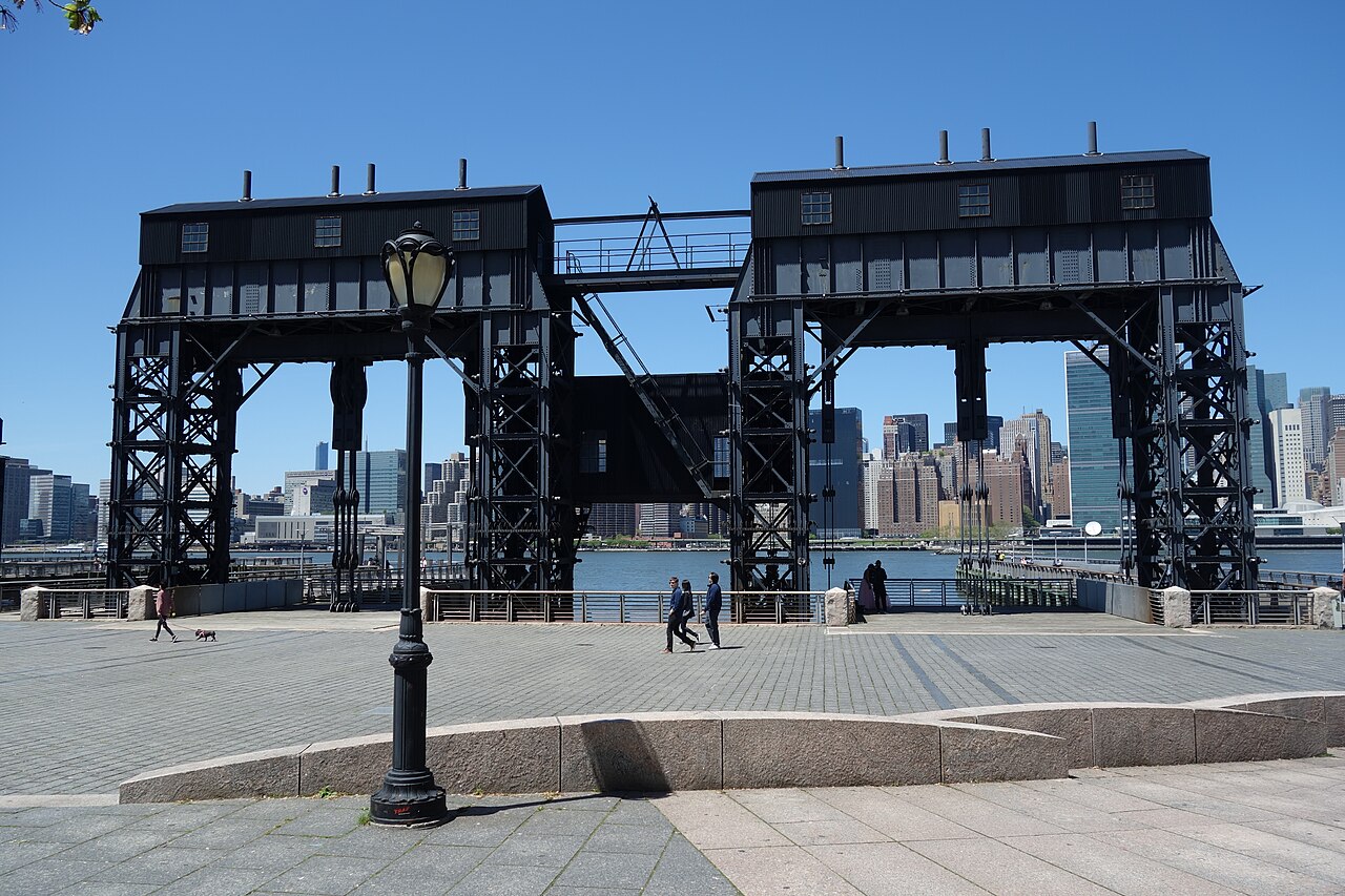 Gantry Plaza td 020, LIC Gantries