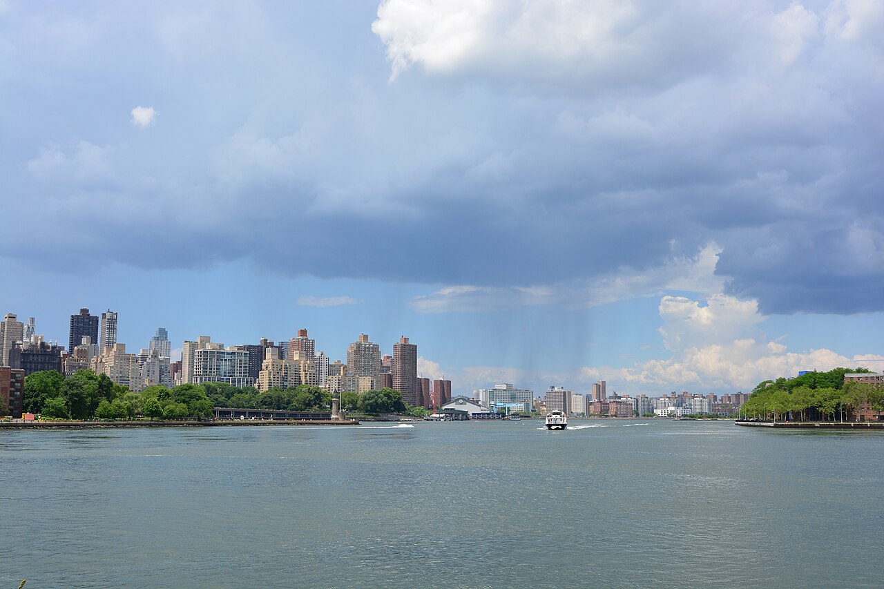 North on the East River from Socrates Sculpture Park